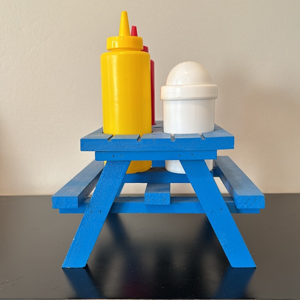Decorative salt/pepper and ketchup/mustard picnic table - Picture 3 of 8